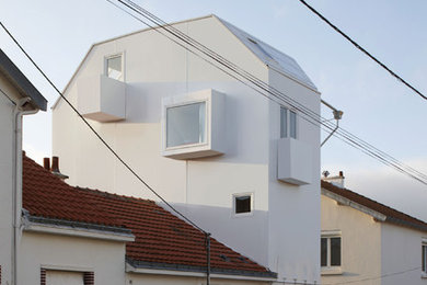 Inspiration pour une façade de maison design.