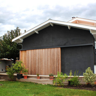Inspiration pour une façade en bois noire traditionnelle de plain-pied et de taille moyenne avec un toit à deux pans.