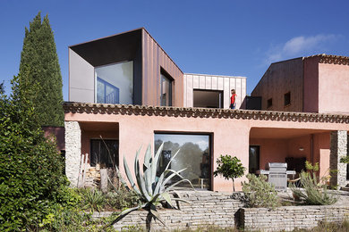 Diseño de fachada marrón actual de tamaño medio de dos plantas con tejado plano