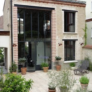 Exemple d'une façade en brique industrielle à un étage.