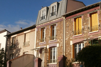 Foto de fachada clásica pequeña de tres plantas con revestimiento de piedra y tejado a doble faldón