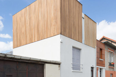 Diseño de fachada de casa pareada beige moderna pequeña de tres plantas con revestimientos combinados, tejado plano y tejado de metal