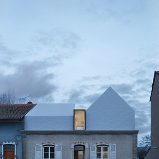 Cette image montre une petit façade de maison design avec un toit à deux pans.