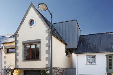 Idées déco pour une petite façade de maison métallique et beige moderne à deux étages et plus.
