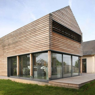 Aménagement d'une façade de maison contemporaine à un étage et de taille moyenne avec un toit à deux pans et un revêtement mixte.