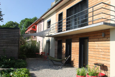 Mittelgroßes, Zweistöckiges Modernes Haus mit brauner Fassadenfarbe, Satteldach und Ziegeldach in Lyon