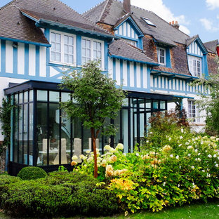 Réalisation d'une façade de maison champêtre de taille moyenne.
