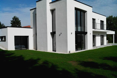 Exemple d'une façade de maison tendance de taille moyenne.