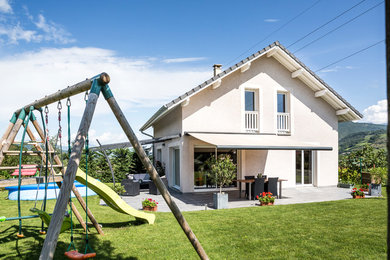 Mittelgroßes, Zweistöckiges Modernes Einfamilienhaus mit beiger Fassadenfarbe in Grenoble