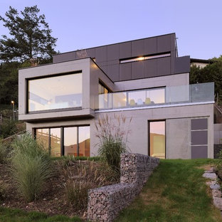 Exemple d'une façade de maison beige tendance de taille moyenne et à deux étages et plus avec un toit plat.