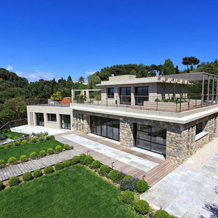 Aménagement d'une façade de maison grise contemporaine à un étage avec un revêtement mixte et un toit plat.
