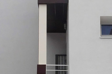 Modelo de fachada de casa pareada blanca actual de tamaño medio de tres plantas con tejado a cuatro aguas y tejado de teja de barro
