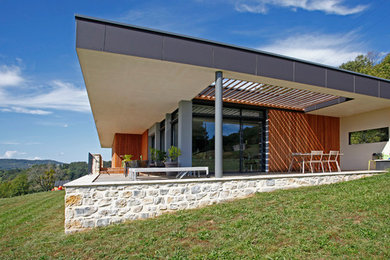 This is an example of a contemporary house exterior in Saint-Etienne.