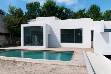 Idées déco pour une façade de maison blanche contemporaine de taille moyenne et de plain-pied avec un toit plat.