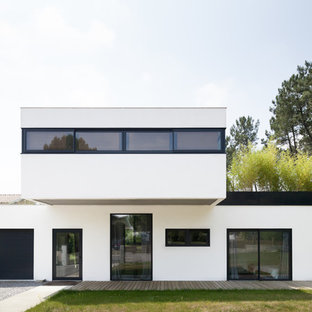 Immagine della facciata di una casa bianca contemporanea a due piani di medie dimensioni con tetto piano