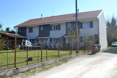 Exemple d'une façade de maison moderne.