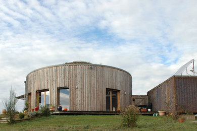 Exemple d'une façade de maison tendance.