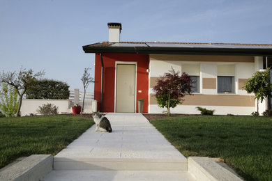 Diseño de fachada de casa bifamiliar minimalista de tamaño medio de dos plantas con tejado a dos aguas