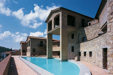 フィレンツェにある高級な中くらいなトラディショナルスタイルのおしゃれな家の外観の写真