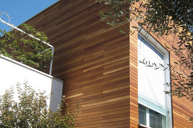 Immagine della villa bianca contemporanea a due piani di medie dimensioni con rivestimento in legno, tetto piano e copertura in metallo o lamiera