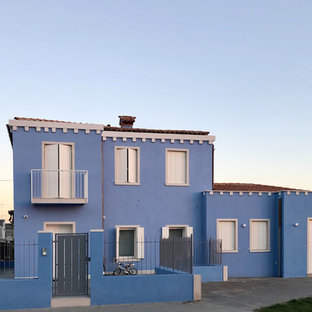 Esempio della villa blu classica a due piani con tetto a padiglione e copertura in tegole