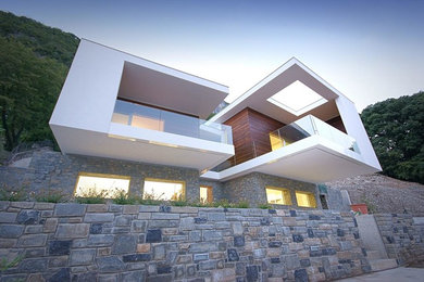 Idee per la facciata di una casa grande bianca contemporanea a due piani con rivestimenti misti e tetto piano