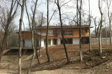Ispirazione per la villa grande bianca country a due piani con rivestimento in legno, tetto piano e copertura in metallo o lamiera