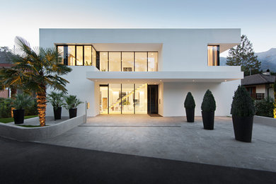 Ispirazione per la facciata di una casa bianca contemporanea con tetto piano