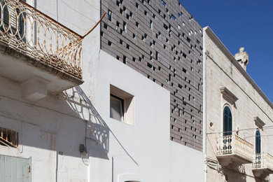 Immagine della facciata di una casa mediterranea di medie dimensioni