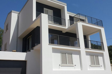 Immagine della facciata di una casa grande bianca moderna a tre piani