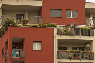 Idee per la facciata di un appartamento contemporaneo a due piani di medie dimensioni con tetto piano e copertura a scandole