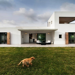 Ispirazione per la villa bianca moderna a due piani con rivestimento in stucco e tetto piano