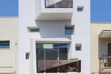 Ispirazione per la facciata di una casa bianca mediterranea a tre piani con tetto piano