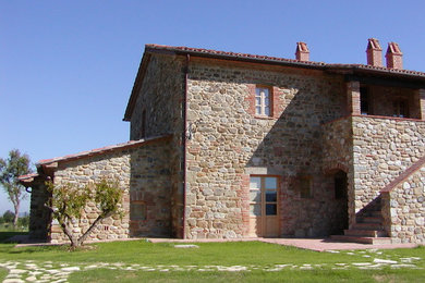 Ispirazione per la villa beige country a due piani di medie dimensioni con rivestimento in pietra, tetto a capanna e copertura in tegole