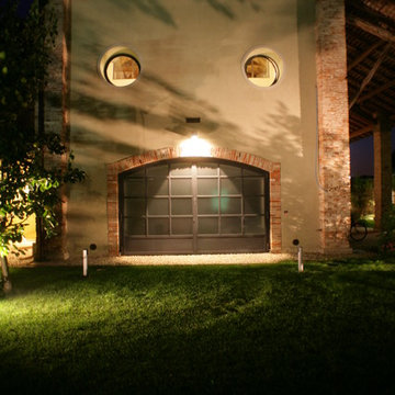 Cascina Corrada - facciata garage notte