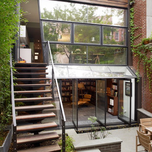 Braunes Modernes Reihenhaus mit Holzfassade in New York