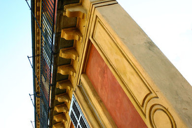 Ispirazione per la facciata di una casa piccola gialla classica a tre piani con rivestimento in mattoni e tetto a mansarda