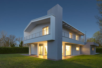 Ispirazione per la facciata di una casa bianca contemporanea a due piani di medie dimensioni con rivestimento in legno