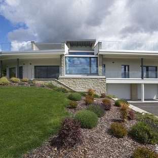 Ispirazione per la villa bianca contemporanea a due piani con rivestimento in stucco