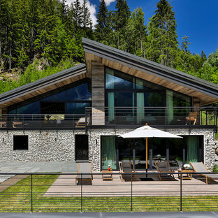 Réalisation d'une façade de maison chalet à un étage avec un toit en appentis.
