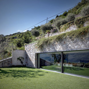 Idee per la facciata di una casa country con rivestimento in pietra