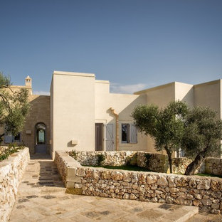 Foto della facciata di una casa unifamiliare beige mediterranea