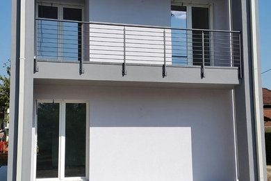 Immagine della villa grande grigia contemporanea a due piani con rivestimenti misti, tetto piano e copertura mista