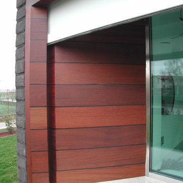 Particolare rivestimento in teak e tenda a scomparsa finestra cucina