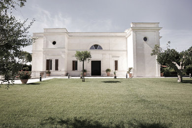 Foto de fachada blanca tradicional grande de dos plantas con revestimiento de piedra y tejado plano