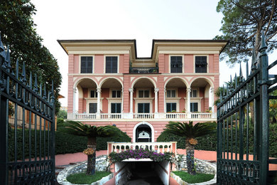 ローマにあるトラディショナルスタイルのおしゃれな家の外観の写真