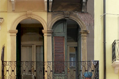 他の地域にあるトラディショナルスタイルのおしゃれな家の外観 (混合材サイディング) の写真