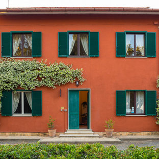 Idee per la facciata di una casa unifamiliare rossa country a due piani con tetto a padiglione e copertura in tegole