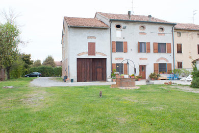 Immagine della villa country a tre piani con rivestimento in mattoni