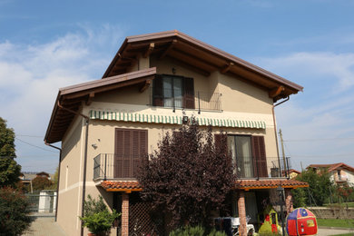 Ispirazione per la villa grande beige vittoriana a tre piani con copertura in tegole